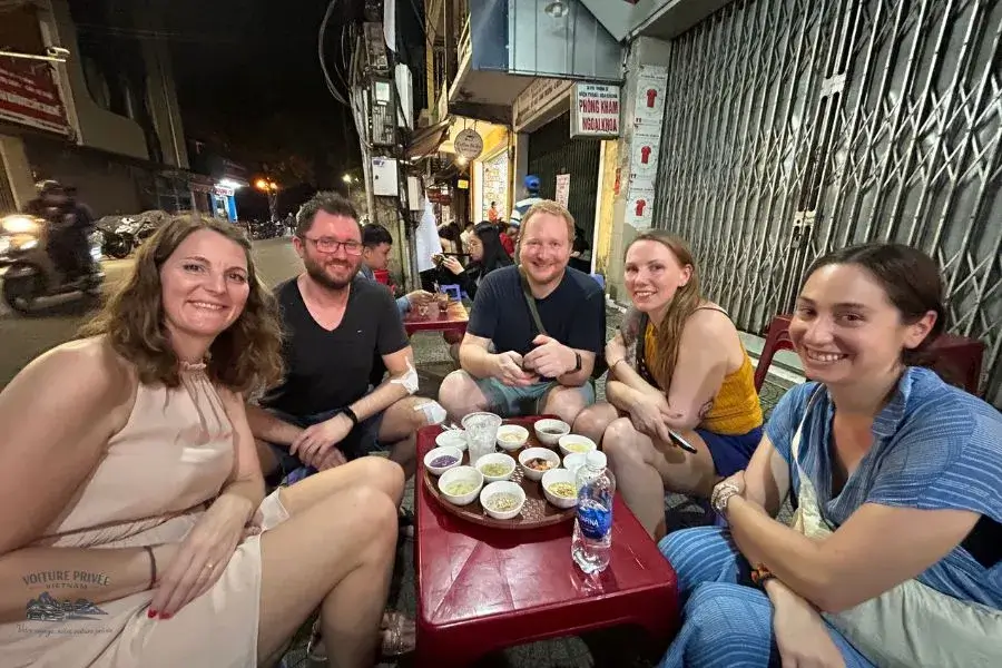 Un moment convivial autour d'un Chè Huế lors d'une belle soirée entre amis