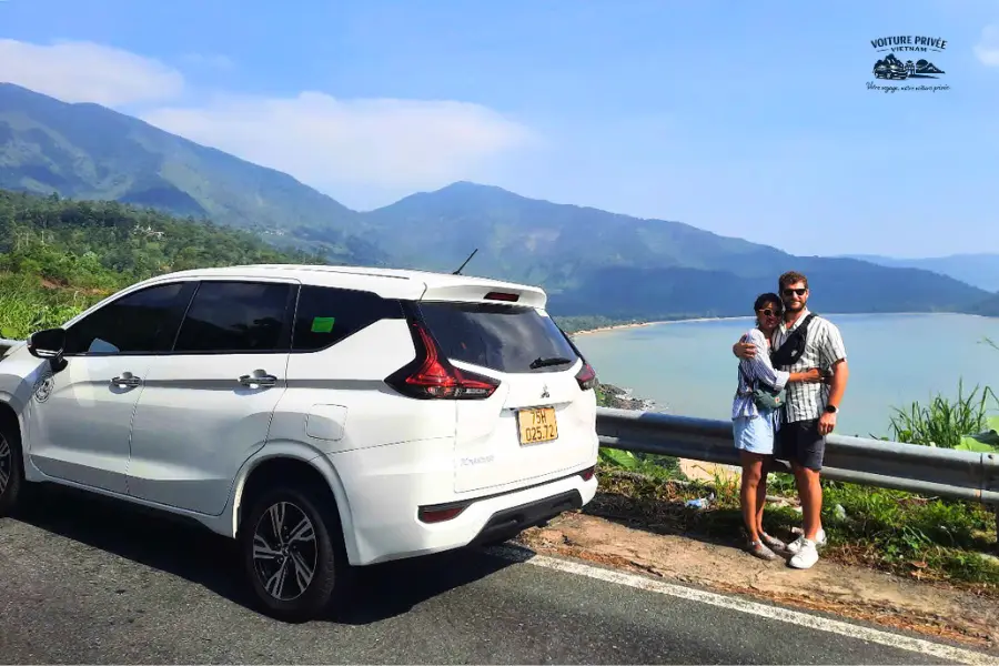 Véhicule SUV privé pour transfert entre Huế et Hoi An via le col de Hai Van.