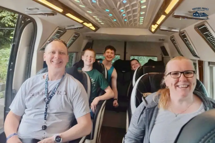 Interieur confortable et climatise d'un minivan prive pour groupe de voyageurs